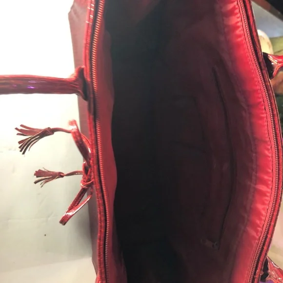 Elegant Red Crocodile-Embossed Shoulder Bag - Picture 6 of 12